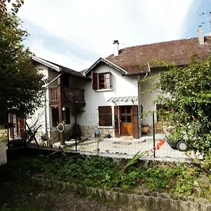 Dans Maison A La Campagne Pressins